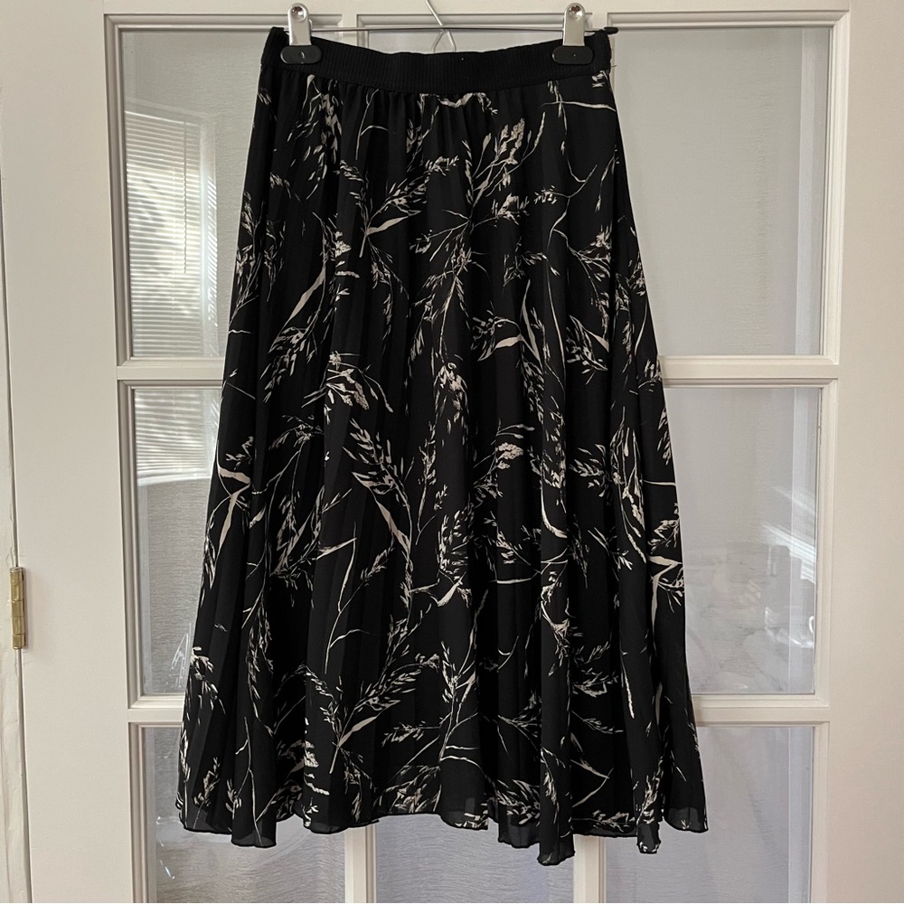 Pleated black & white midi skirt with flowery leaf motifs